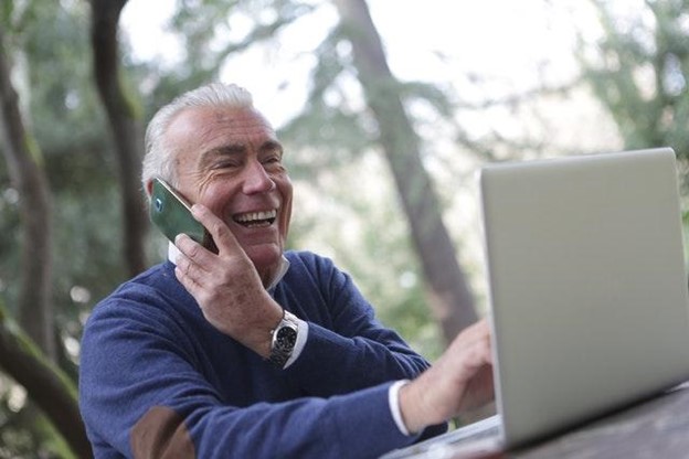 How to help senior loved ones connect through technology